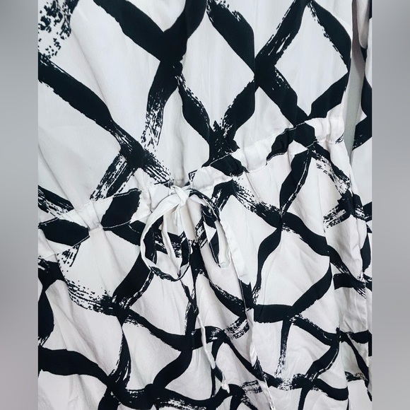 Black and White Geometric Dress - Picture 5 of 11